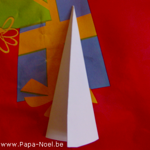 Image de ône en papier Fabrication d'un CONE en papier Fabriquer une décoration de Noël DECO de NOEL facile enfants